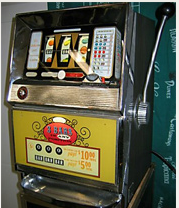 Klassisk fargerik spilleautomat med en håndspake